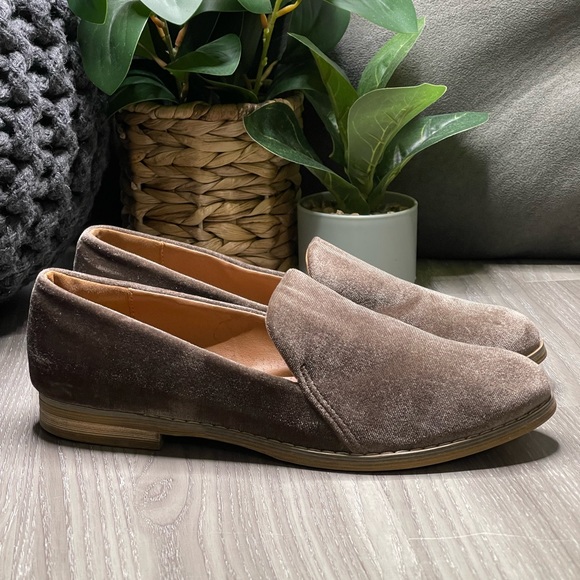 Indigo Rd. Tan Velvet Loafers - Picture 2 of 8